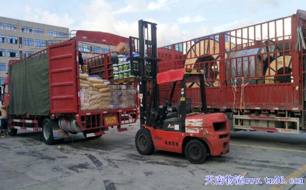 物流公司貨車(chē)圖片1