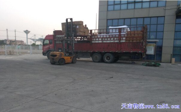 物流公司貨車(chē)圖片4