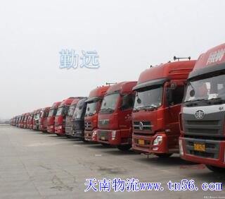 回程車在貨運(yùn)停車場等待裝貨